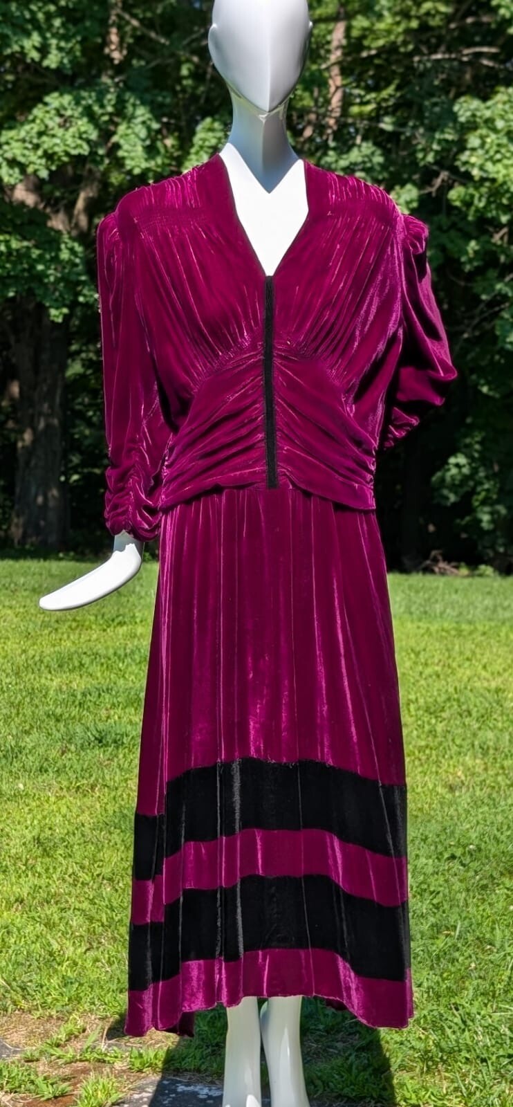 UNUSUAL VINTAGE 1940’S MAGENTA + HUNTER GREEN SILK VELVET DRESS W RUCHING