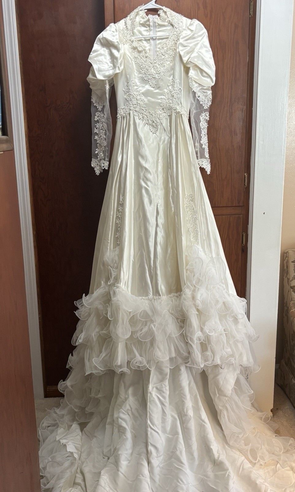 Vintage Women’s Size 5 Satin Wedding Dress Gown Long Organza Ruffle Train