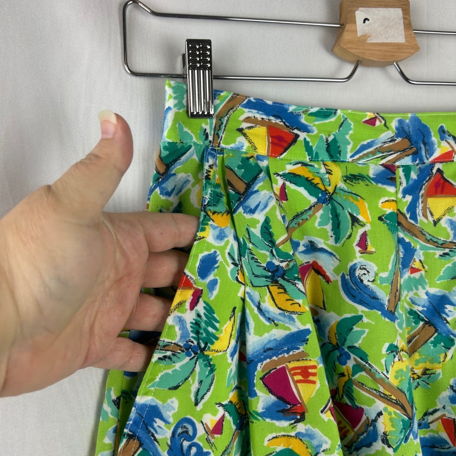 Vintage Jantzen Classics Tropical Island Print Shorts Green 90s High Waist 4