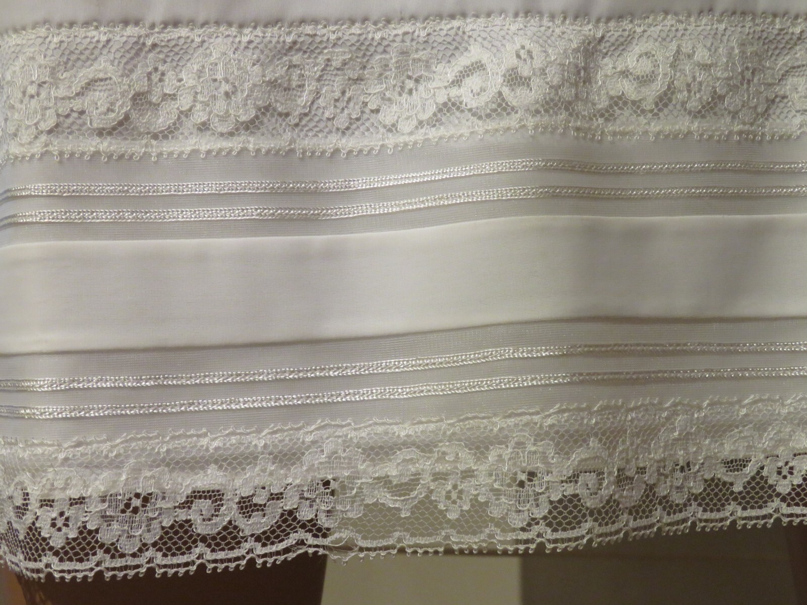 ll Full-Slip Gotham Gold-Stripe 41″ Long Nylon White Size 34 EUC