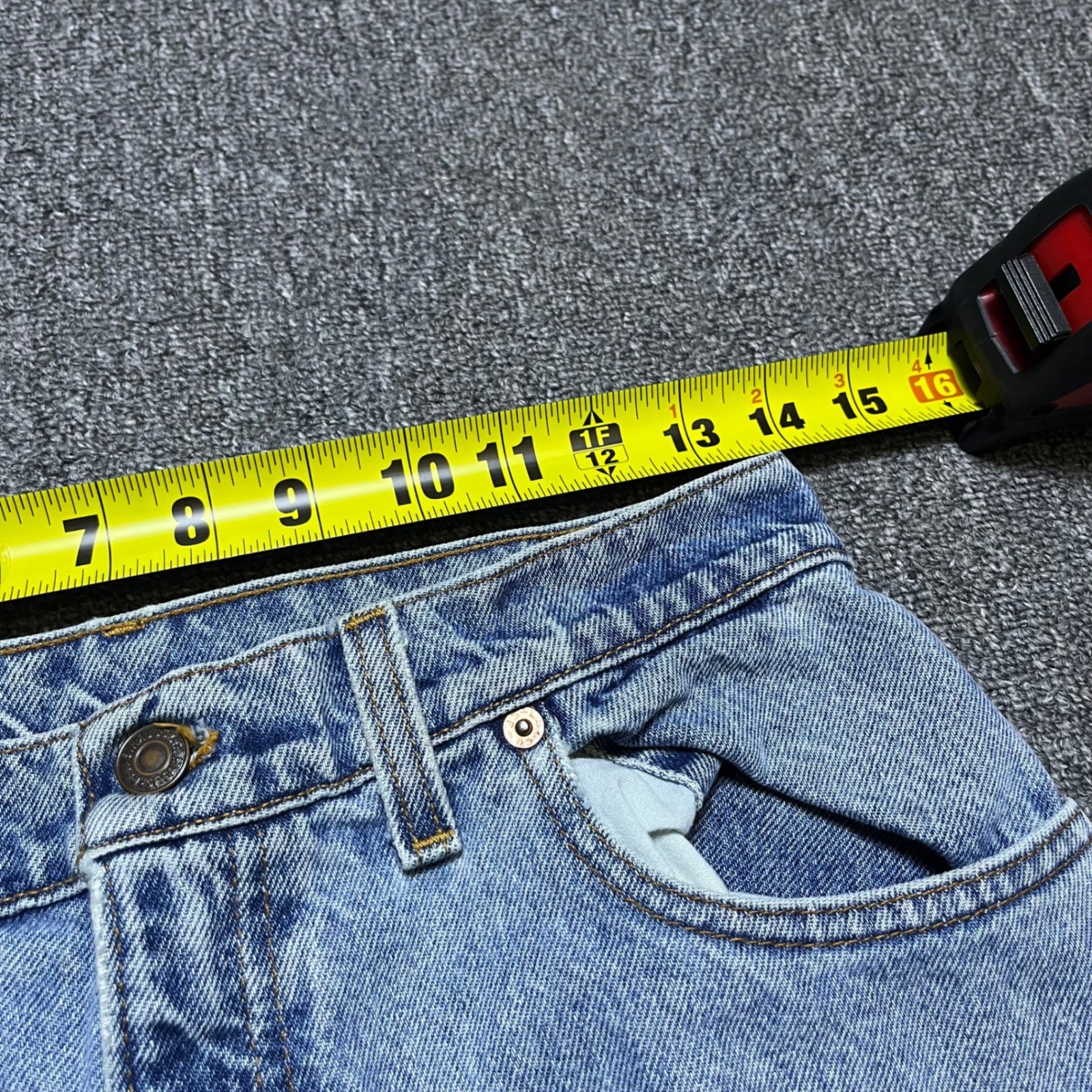 Vintage Levi’s 551 Relaxed Fit Tapered Leg Jeans 10 MED Light Wash Denim 90s USA