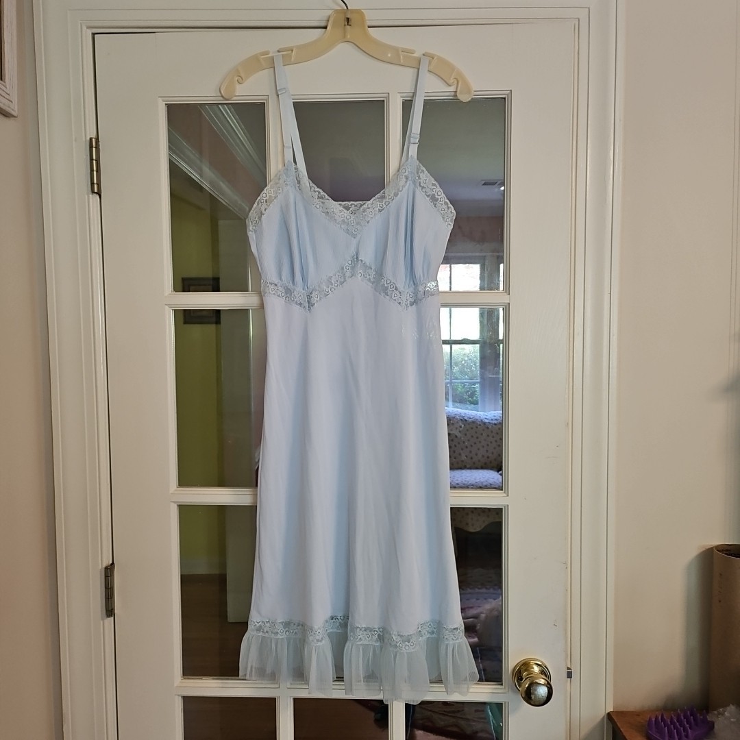 Vtg 50s Evette Baby Blue Full Slip Nightie Crystal Pleating Bodice & Lace 32″