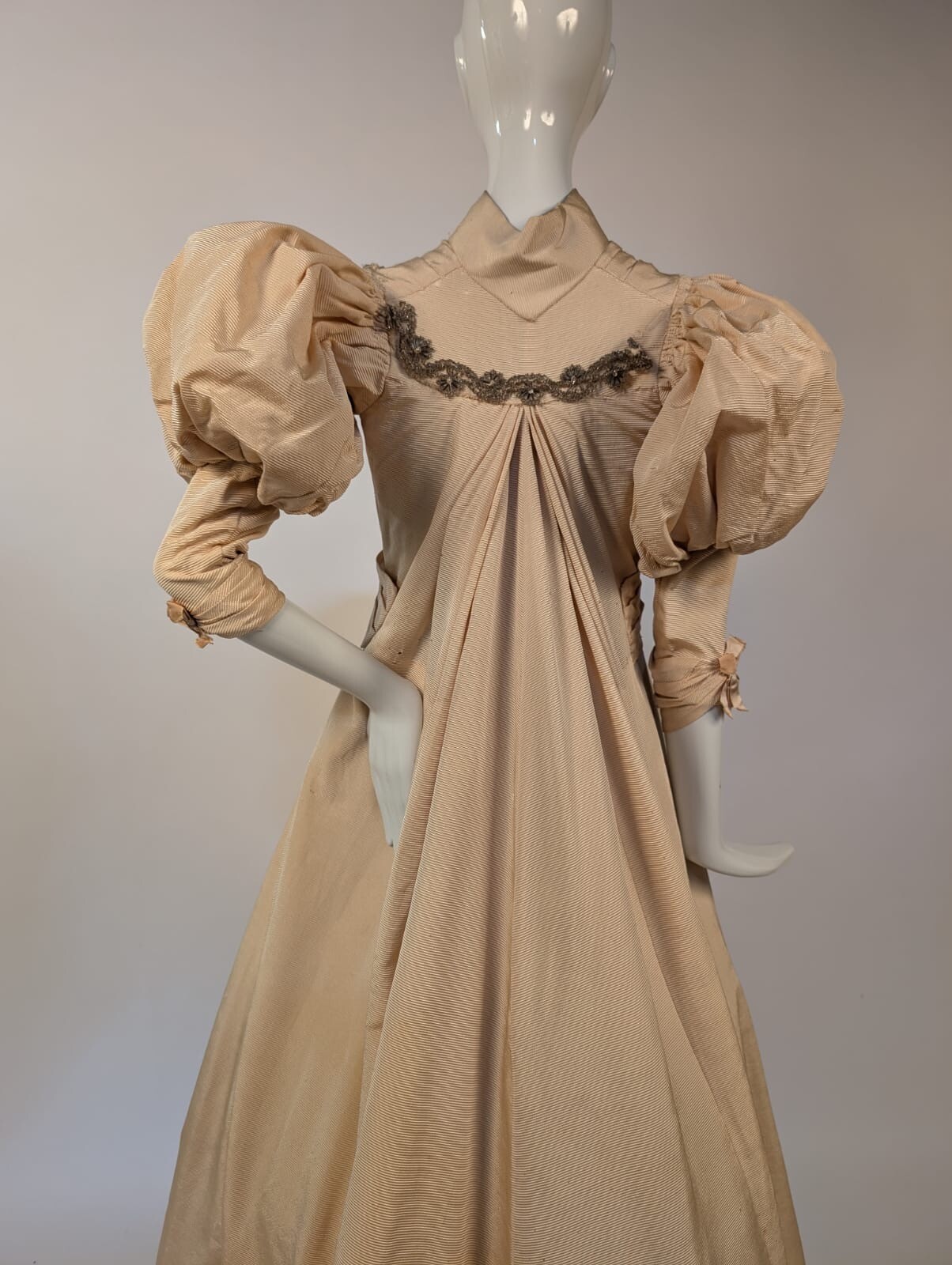 VICTORIAN 19TH C IVORY SILK FAILLE BUSTLE DRESS W PUFF SLEEVES + WATTEAU REAR