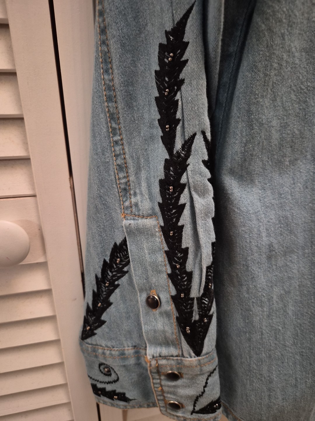 Vintage Collection Western Shirt, Embroidered and Beaded. Size SMALL. No Flaws.
