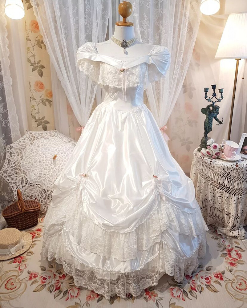 Vintage Satin Wedding Dresses Medieval Cap Sleeves Lace Appliques Bridal Gowns