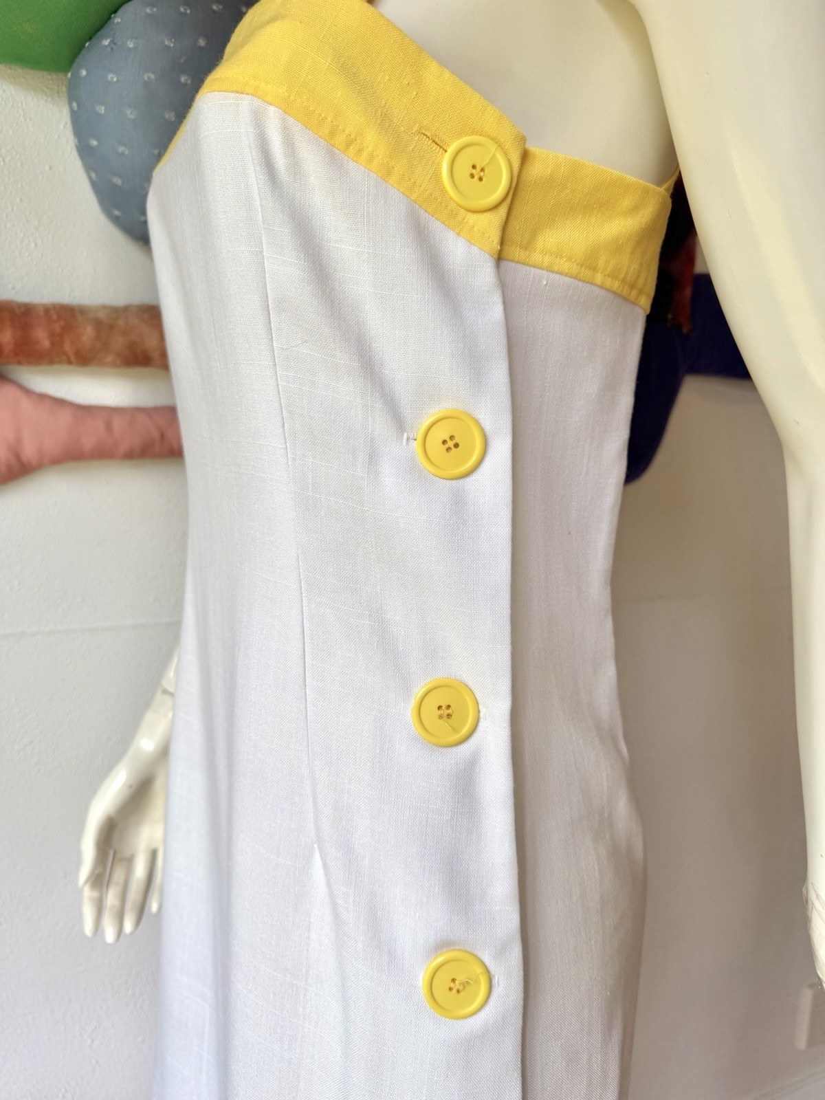 Vintage 1970s 1980s SIDE BUTTON DRESS Cotton White Yellow ‘Pedestal’ Cross Back