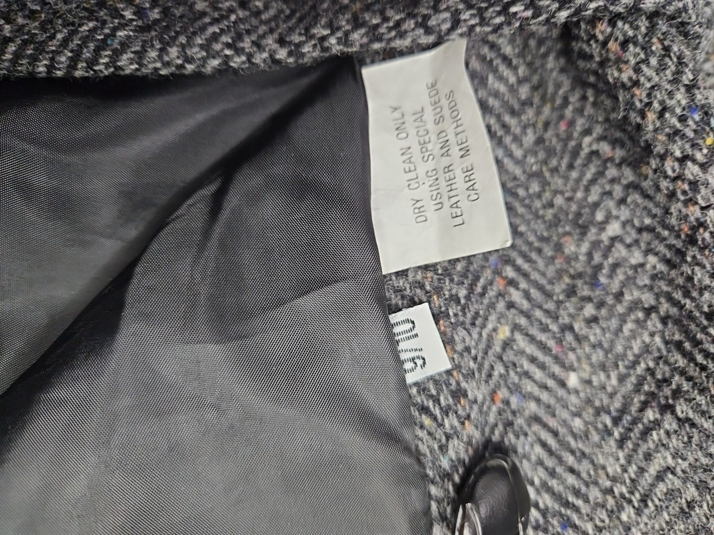VINTAGE INTERNATIONAL SCENE WOOL AND SUEDE COAT (98)