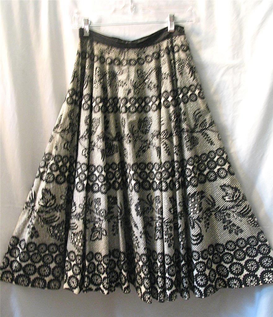 VINTAGE 1950S~BLACK & WHITE CIRCLE SKIRT W INNER CRINOLINE~SM~25″WAIST~196″SWEEP