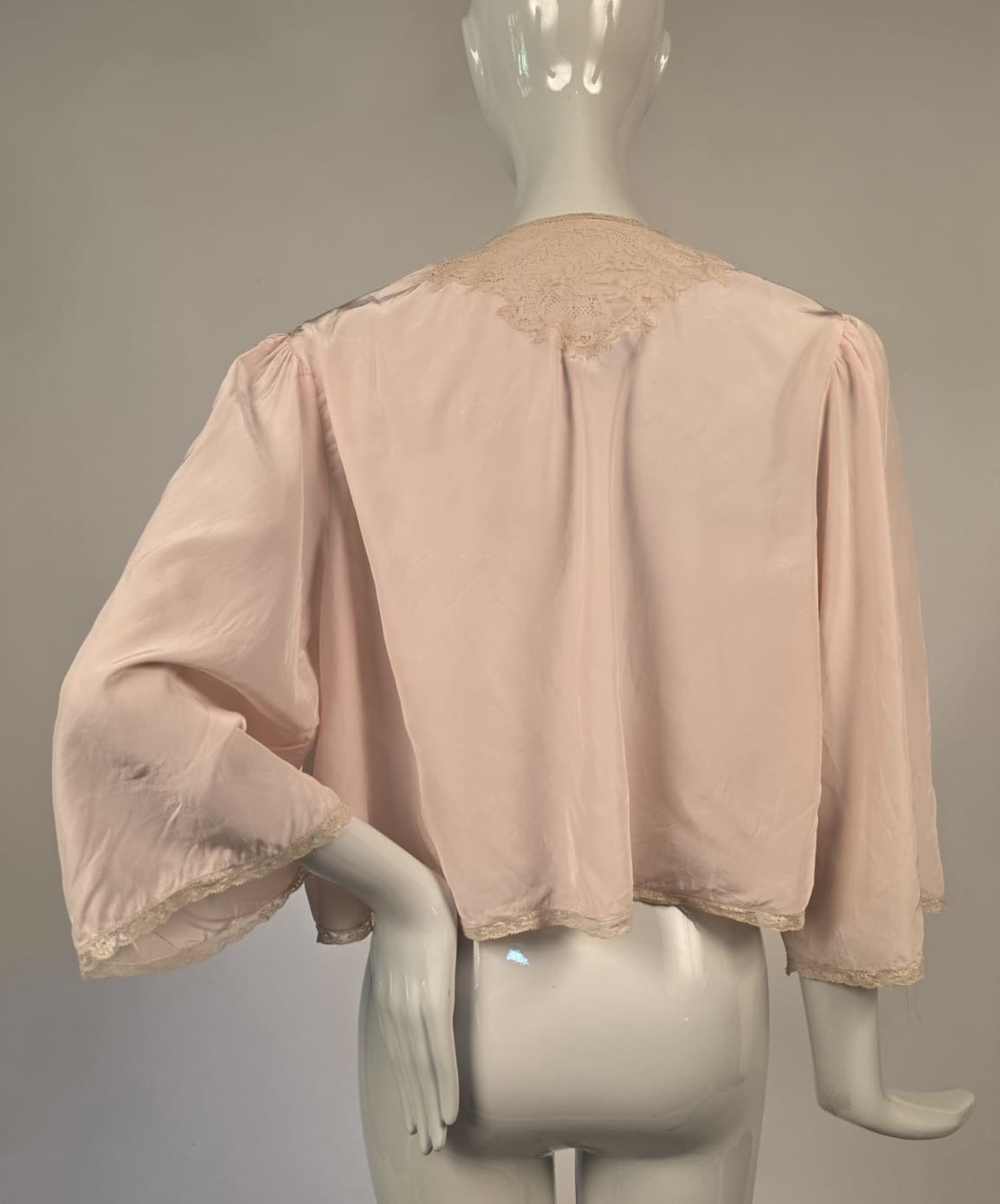 ANTIQUE 1930’S PETAL PINK RAYON BED JACKET W LACE TRIM