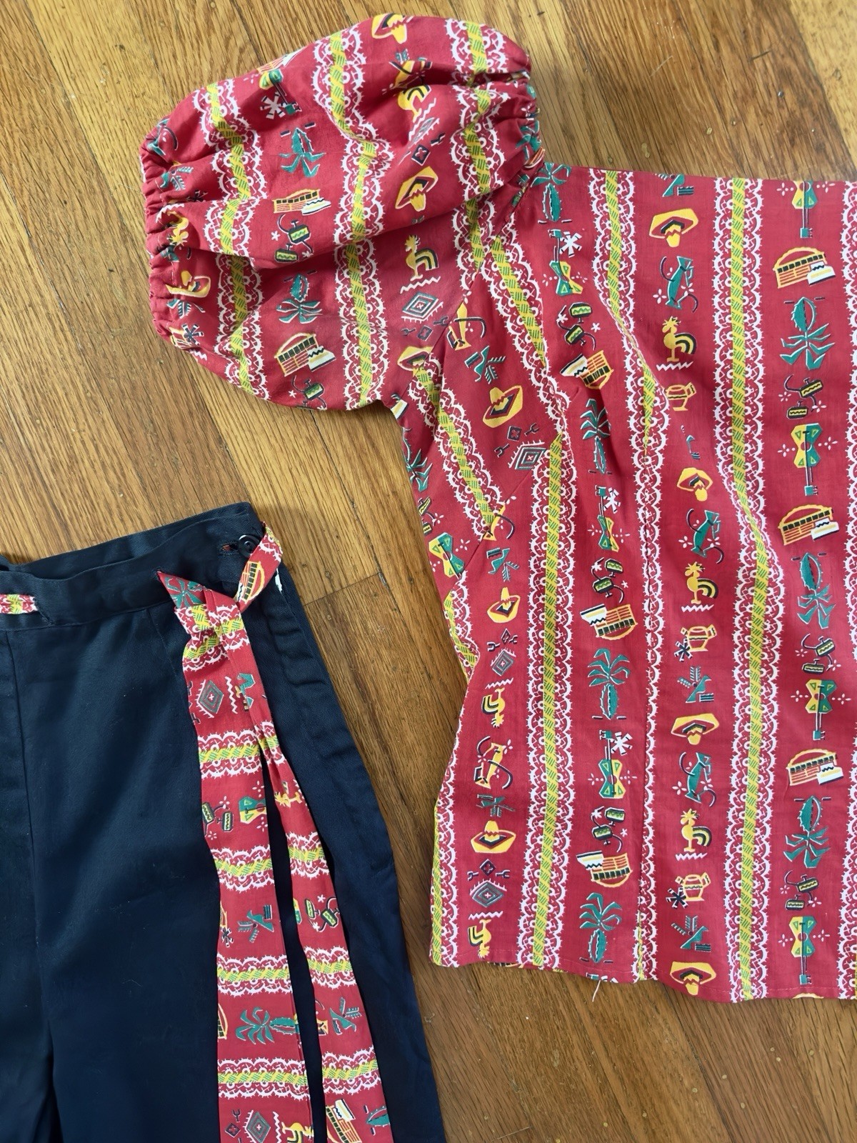 Vintage 1950s Novelty Mexican Two Piece Set Blouse Pants Top Small