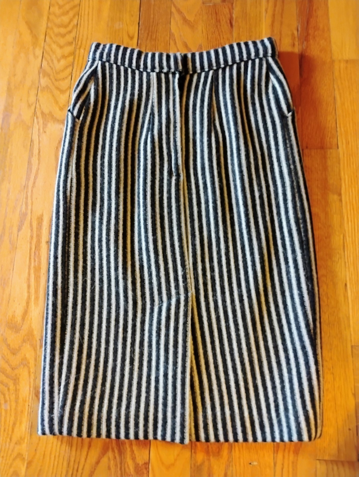VTG 1980’s South Korean „Jayeonhee” Black & White Striped Wool Skirt Suit