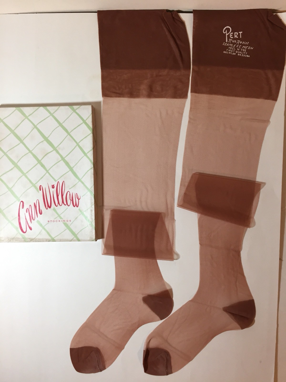 WOW 12 Pair’s Vintage 1950 SAMBA PIN-UP NYLON STOCKINGS R.H.T. 9 1/2” X 31 PINUP