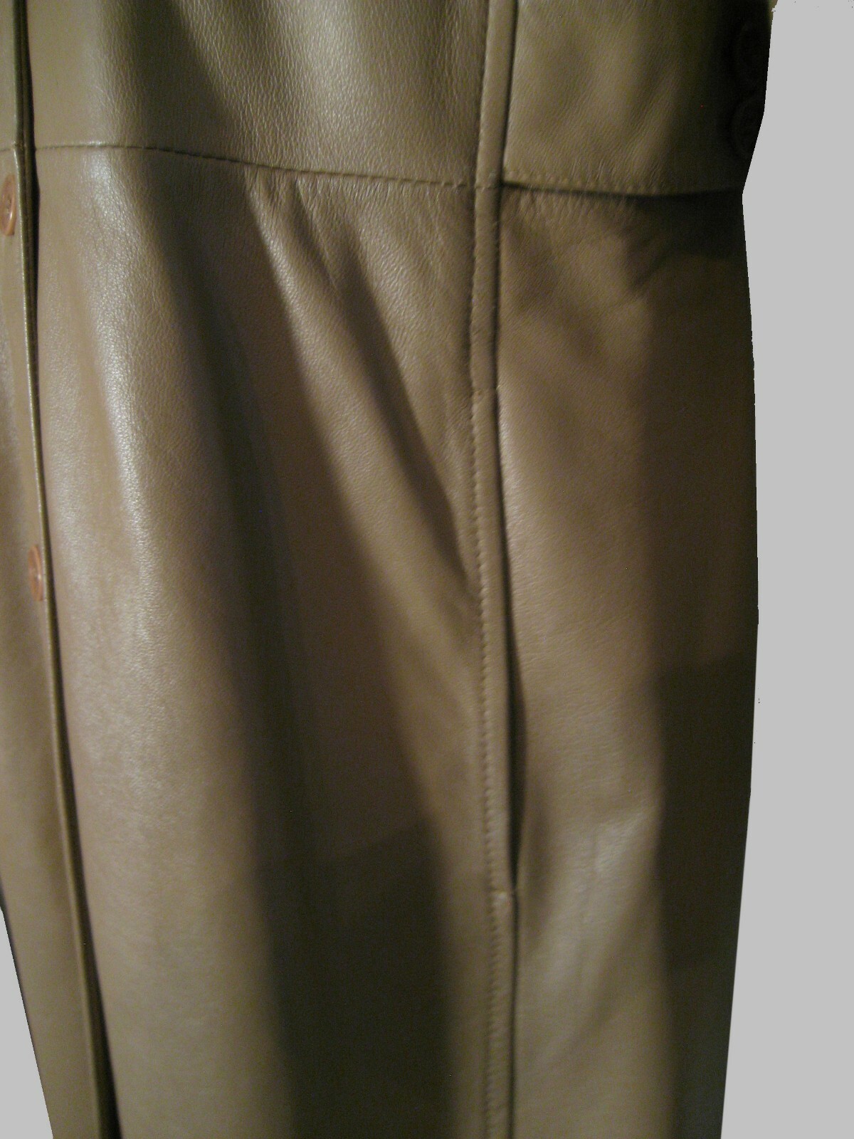 VTG WOMEN’S KENNETH COLE REACTION TAUPE MILITARY STYLE LEATHER COAT SIZE: MED