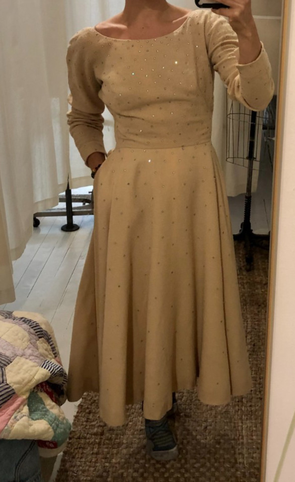 VTG 1950s BEIGE OYSTER WOOL CREPE DRESS WITH RHINESTONES 25″ WAIST