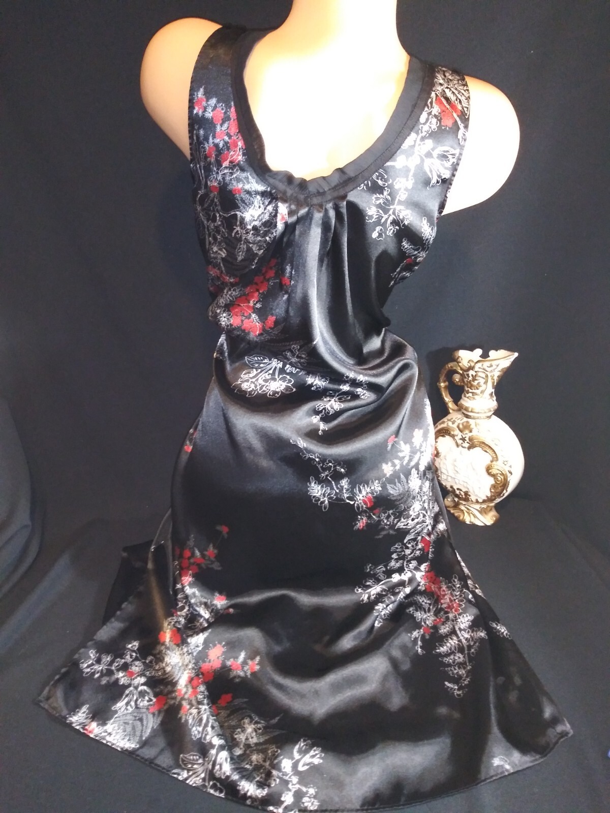 Vtg Satin Pleat Shiny Satin Soft Shiny Leaf NIGHTIE Nightgown Negligee Gown