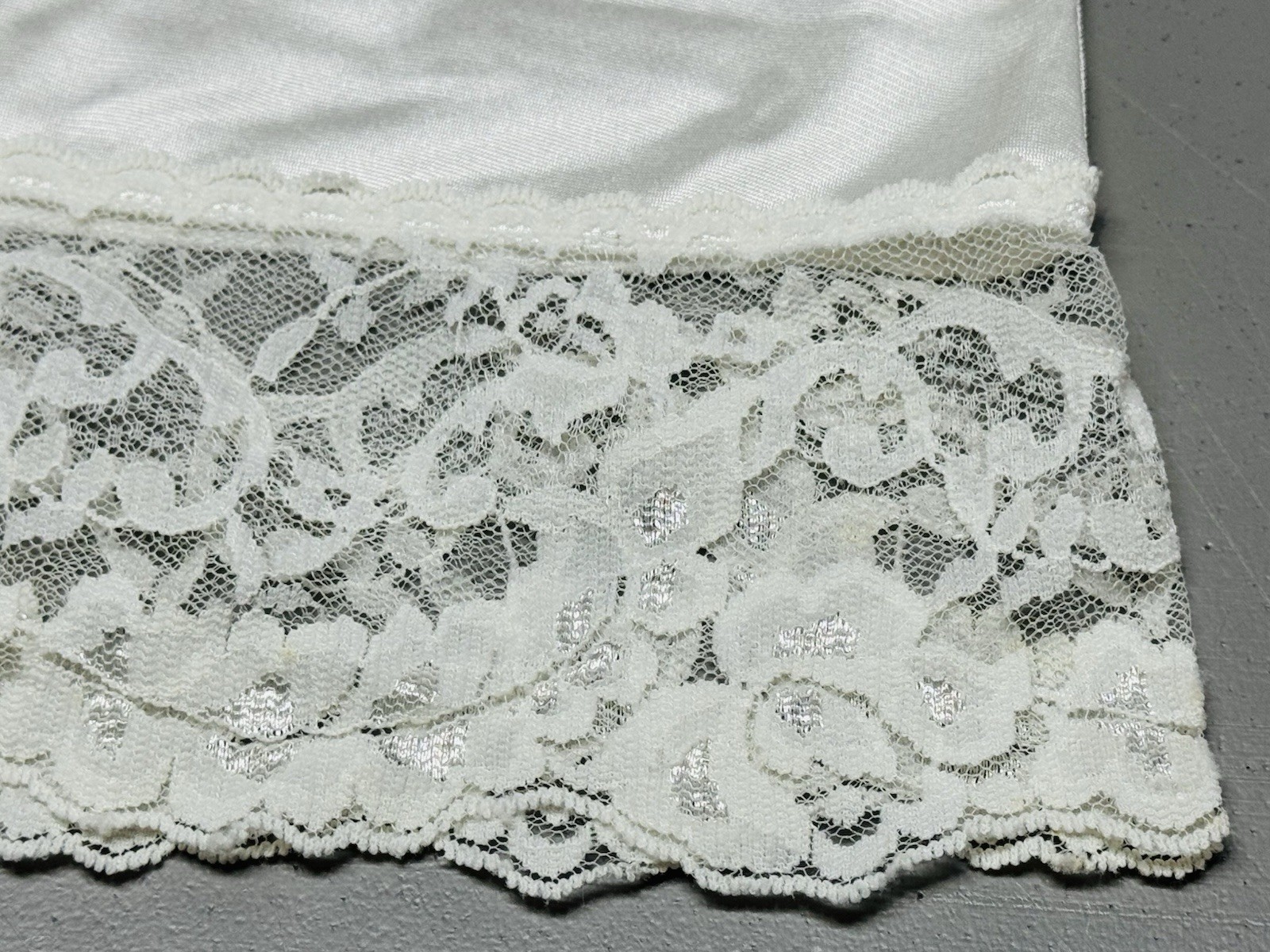 Vtg VASSARETTE Ivory HALF SLIP Medium SHINY Nylon Lace BOUDOIR Burlesque Sissy