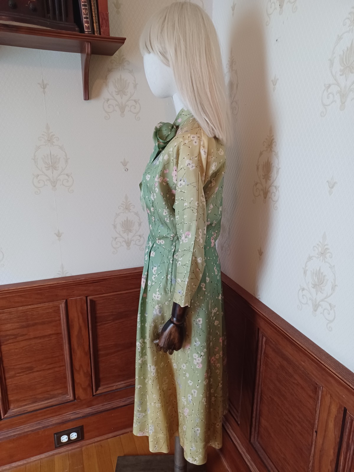 Vintage Mid-century/ 1950s Spring Green Floral Tafetta Dress with Pussybow Neck
