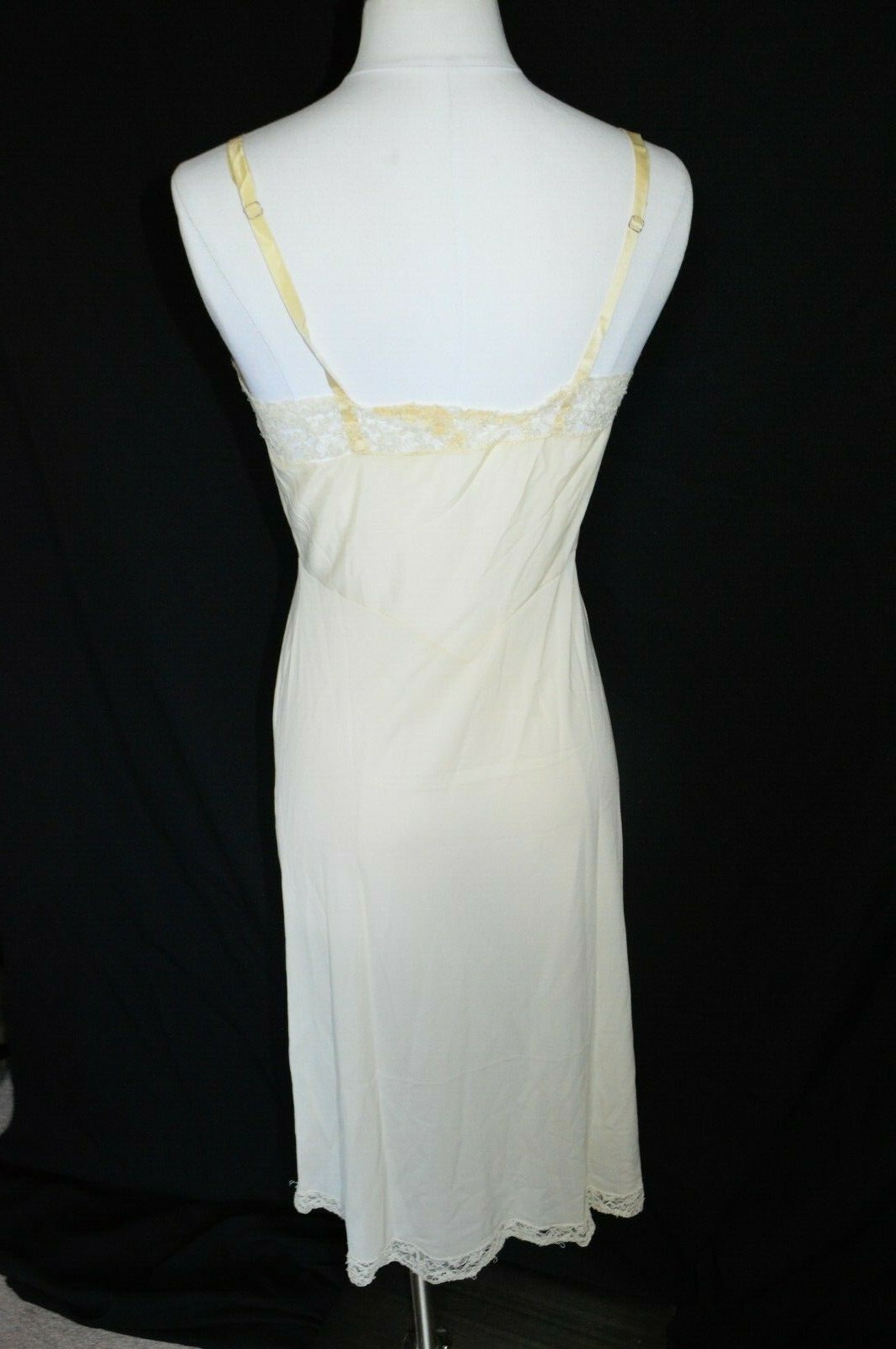Carter’s Du Pont Nylon 34 Average Beige Lace Vintage Slip Dress