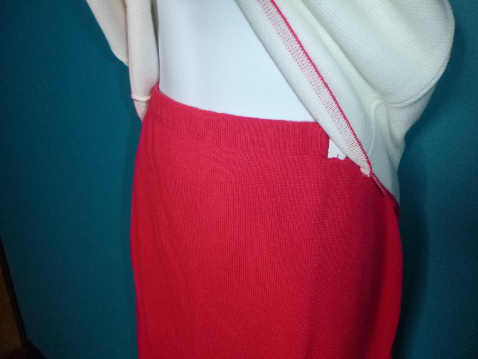 NOS Vtg 70s Sweater Knit Skirt & Top Magenta Off White Embroidered Flowers Sz M