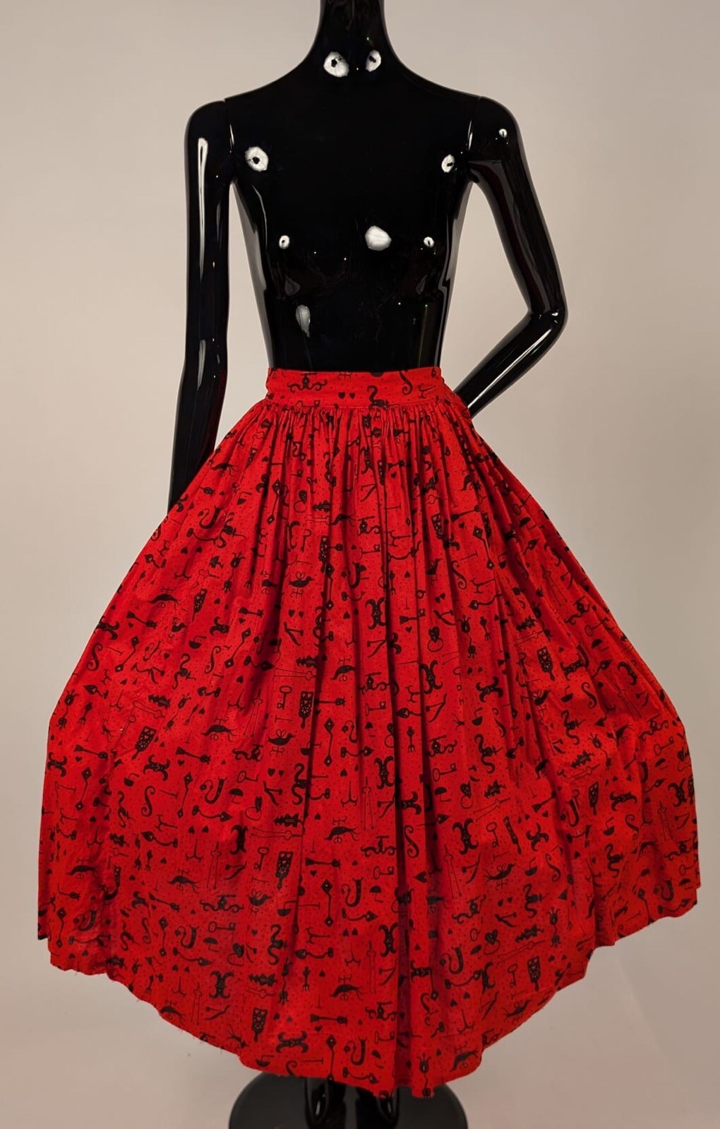 VINTAGE 1950’S RED COTTON SKIRT W 18TH C CAST IRON PRINT W HEARTS + KEYS