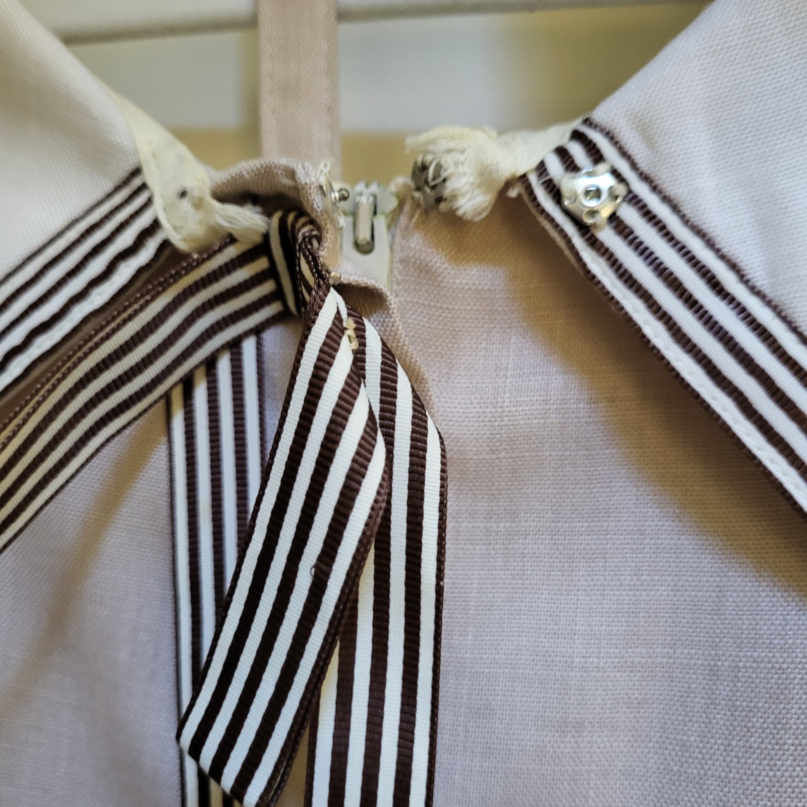 VTG Minx Modes Dress 60’s Beige Point Collar Pin Stripe Silk Scarf Retro