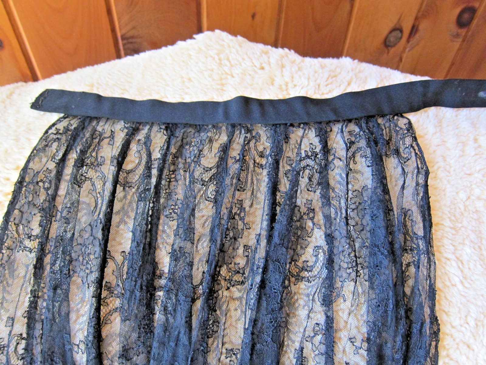 VTG 1950s Black Chantilly Lace Overskirt Panel 85” Sweep~Cupped Sequins~Scallops