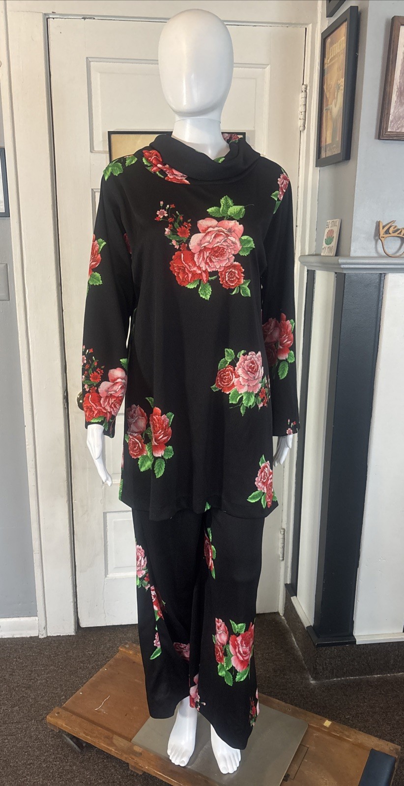 VTG 70s Women’s 2 Piece Set Size 16 Black Floral Graphic Top, Flowy Pants, Belt