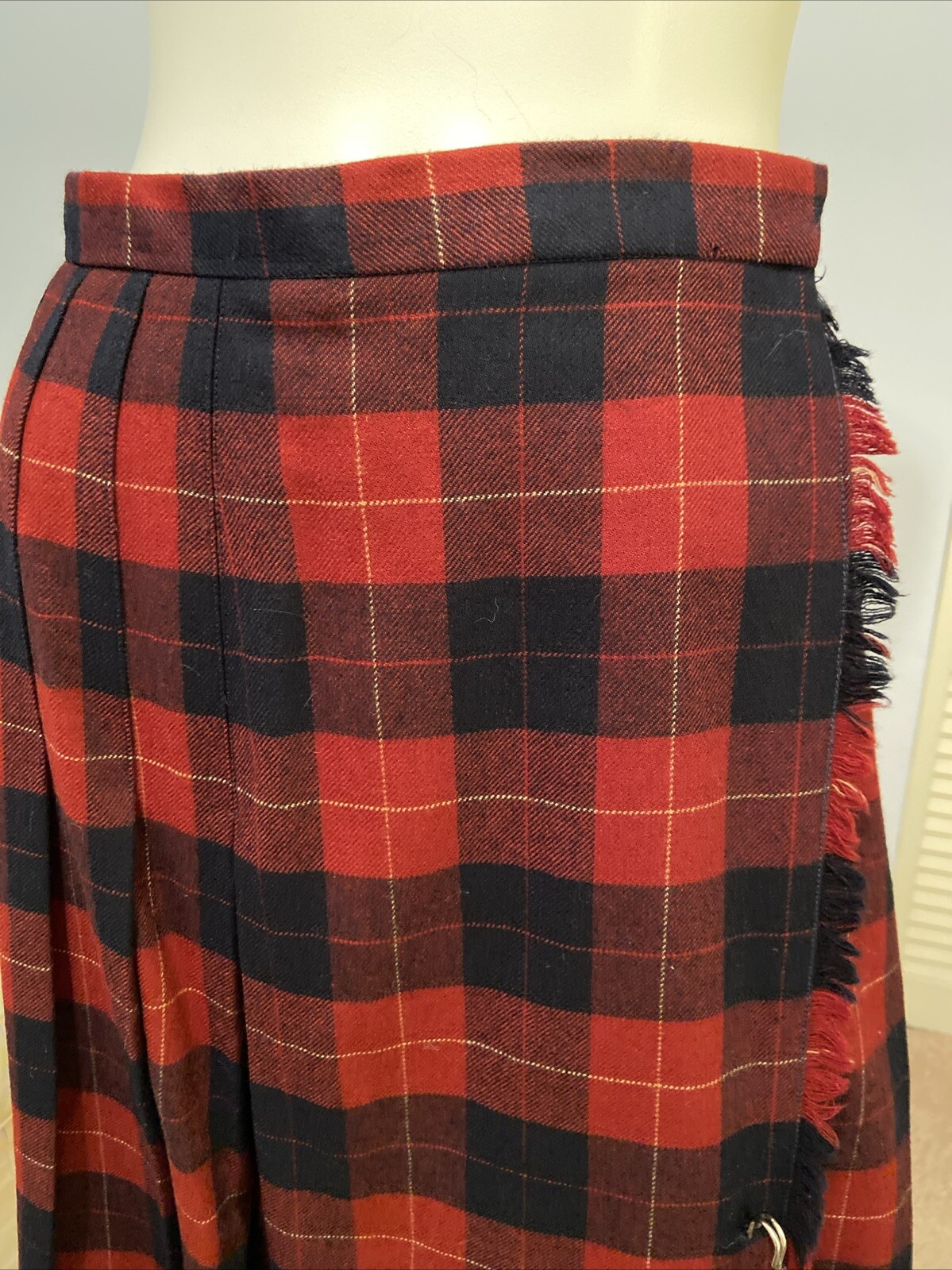 David Brooks Ltd Vintage Wool Red & Black Plaid Pleated Wrap Skirt fringe, Sz 6