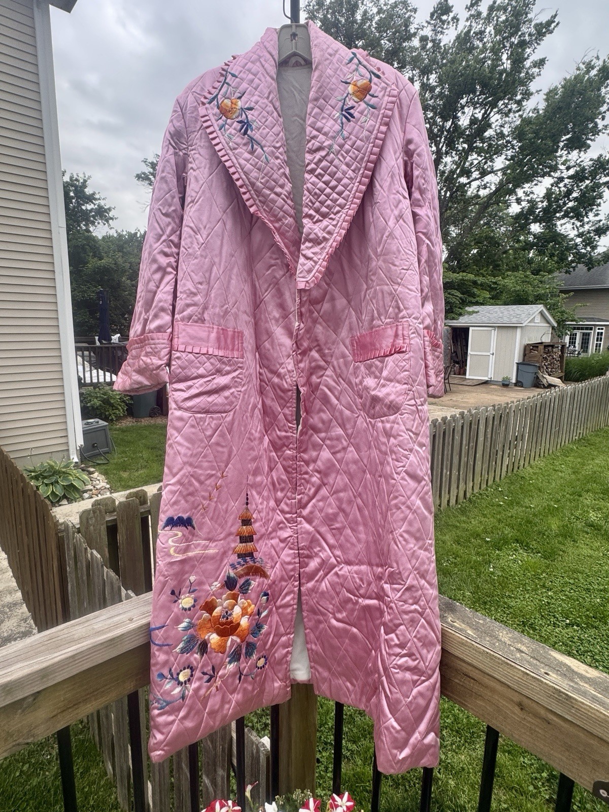Vintage 1940s 50s Quilted Satin Robe Pink Embroidered Pagoda Asymmetrical Sm-Med