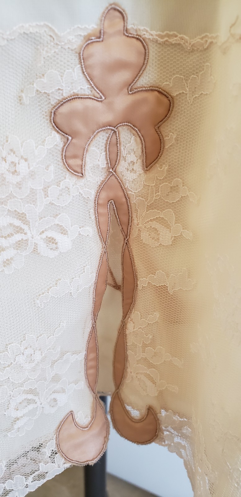 VNTG Bali Lacy Full Slip Ribbon Applique at Front & At Slit Back Nylon Sz 34 SH