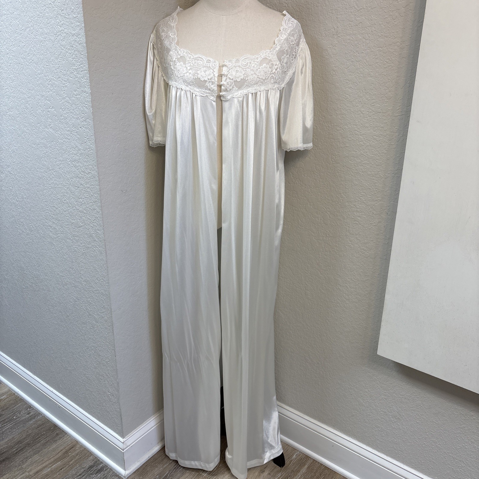 Vtg LeVoys Nylon Ivory Lace Bridal Peignoir Robe Short Sleeve Maxi Fits Sz Large