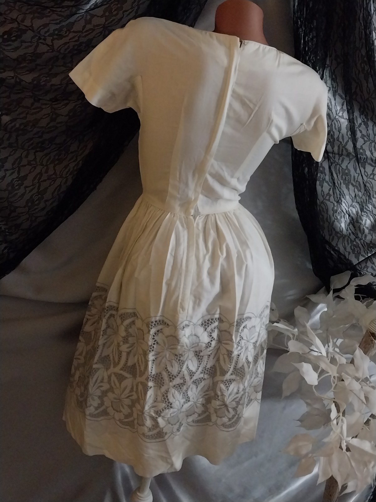 VTG 50’S LINEN LACE DOILY CUTWORK ROCKABILLY HOUSEWIFE FARMHOUSE COQUETTE DRESS