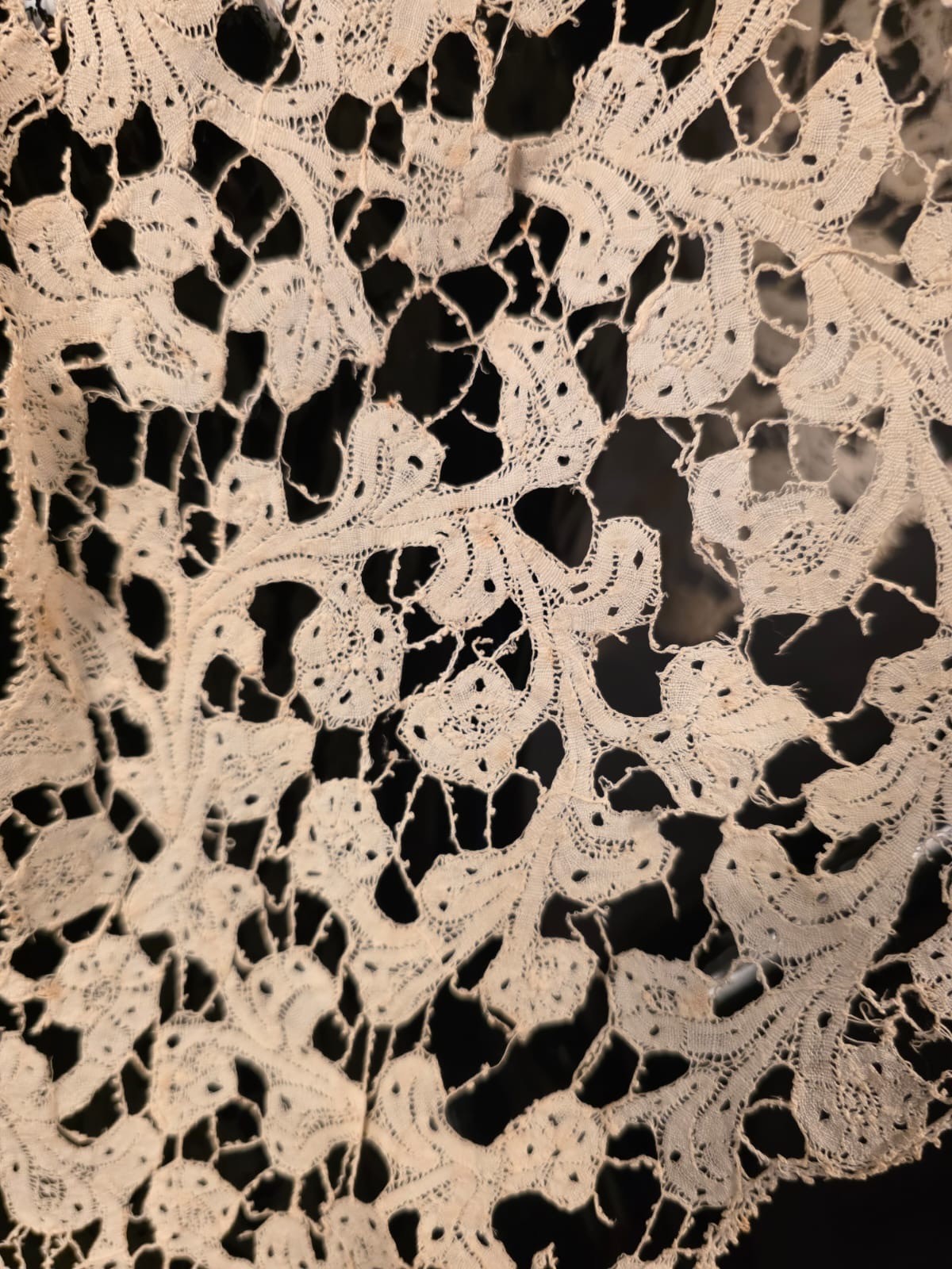 HAND MADE 18TH C LARGE LACE CAPE COLLAR FOR DRESS W FINE PICOT BRIDES