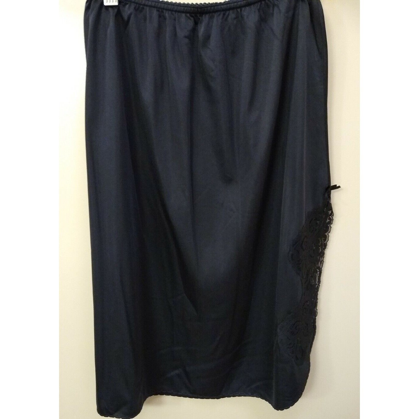 Bali 4030 Half Slip Nylon Lace Hem Split Side 22.5″ Waist 22.5″ Length Black