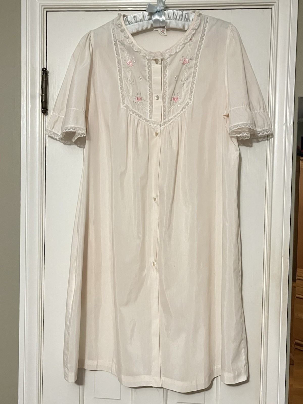 Vintage 1960s Barbizon Light Pink Nightgown w/Floral Embroidery Size 38-40