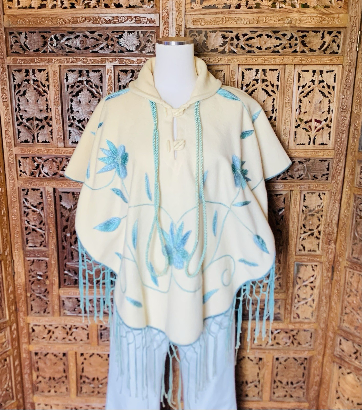 VtG 60s 70s Wool Felt Poncho Cape Embroidered Fringe Floral Boho Mexican Hippie