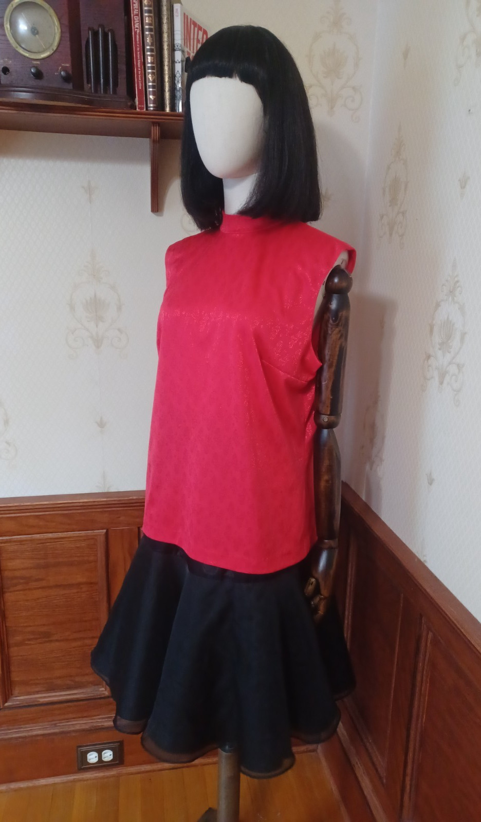 Vintage 1960s/1970s Red Rose Jacquard Sleeveless Mod Mock Neck Keyhole-Back Top