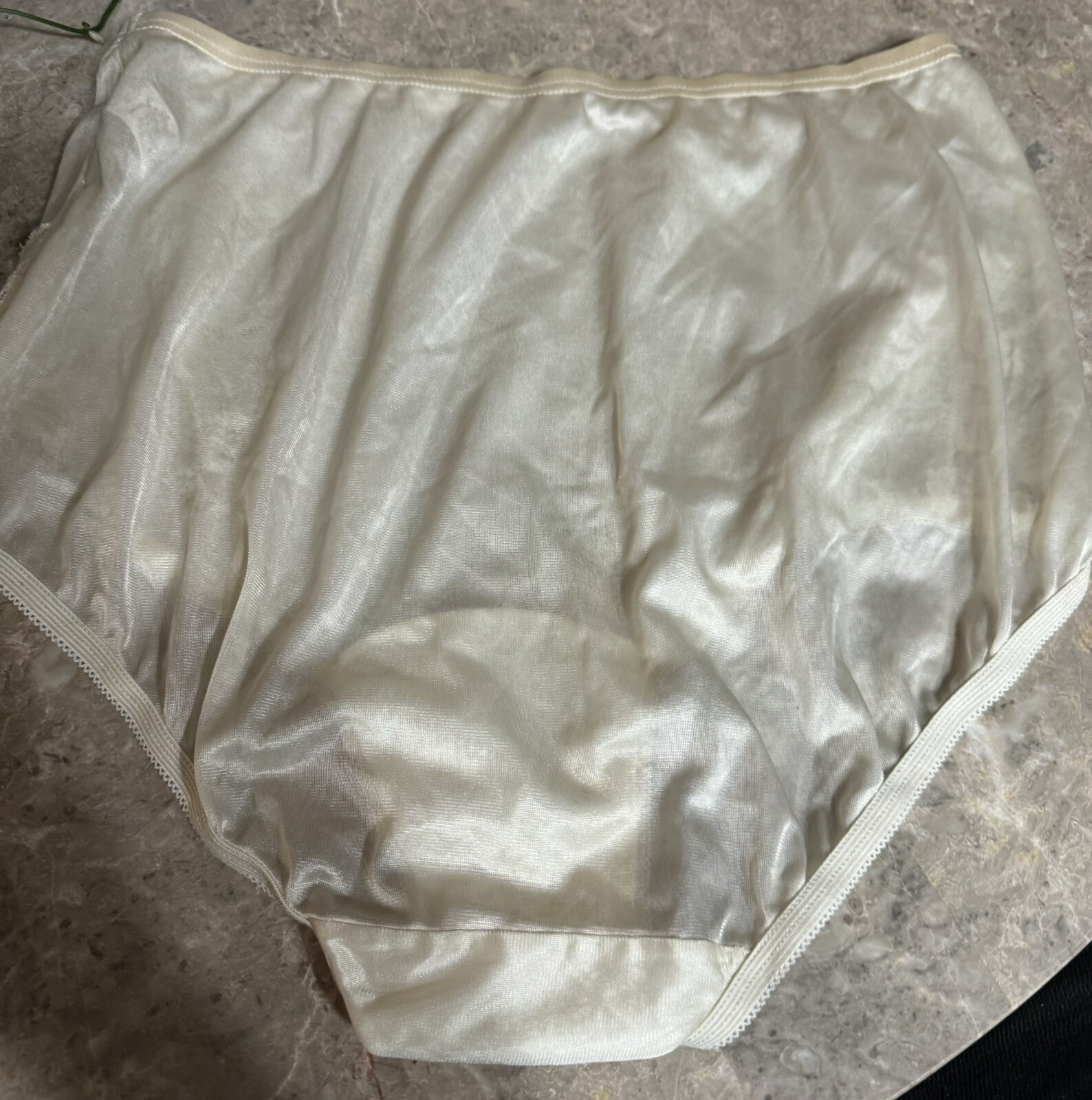 VINTAGE VANITY FAIR SHEER GRANNY PANTY WITH LACE . SIZE 6 / 42. BEIGE