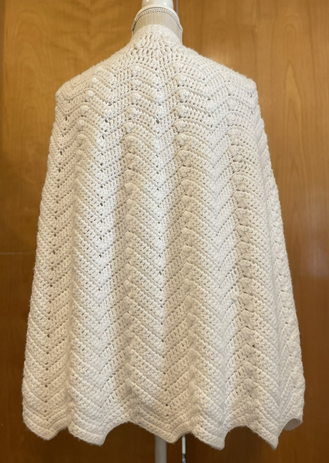 VTG 70s White Crochet Cape Shawl Poncho Retro Bohemian Hippie READ