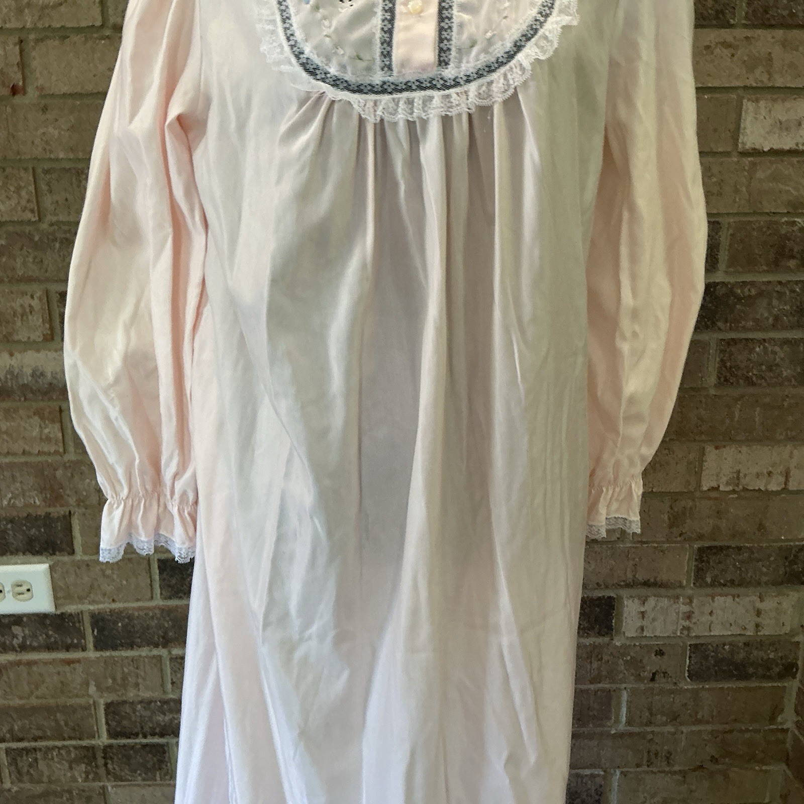 Size M – VINTAGE Barbizon Cuddleskin White Nightgown Long Sleeve Collared #23609