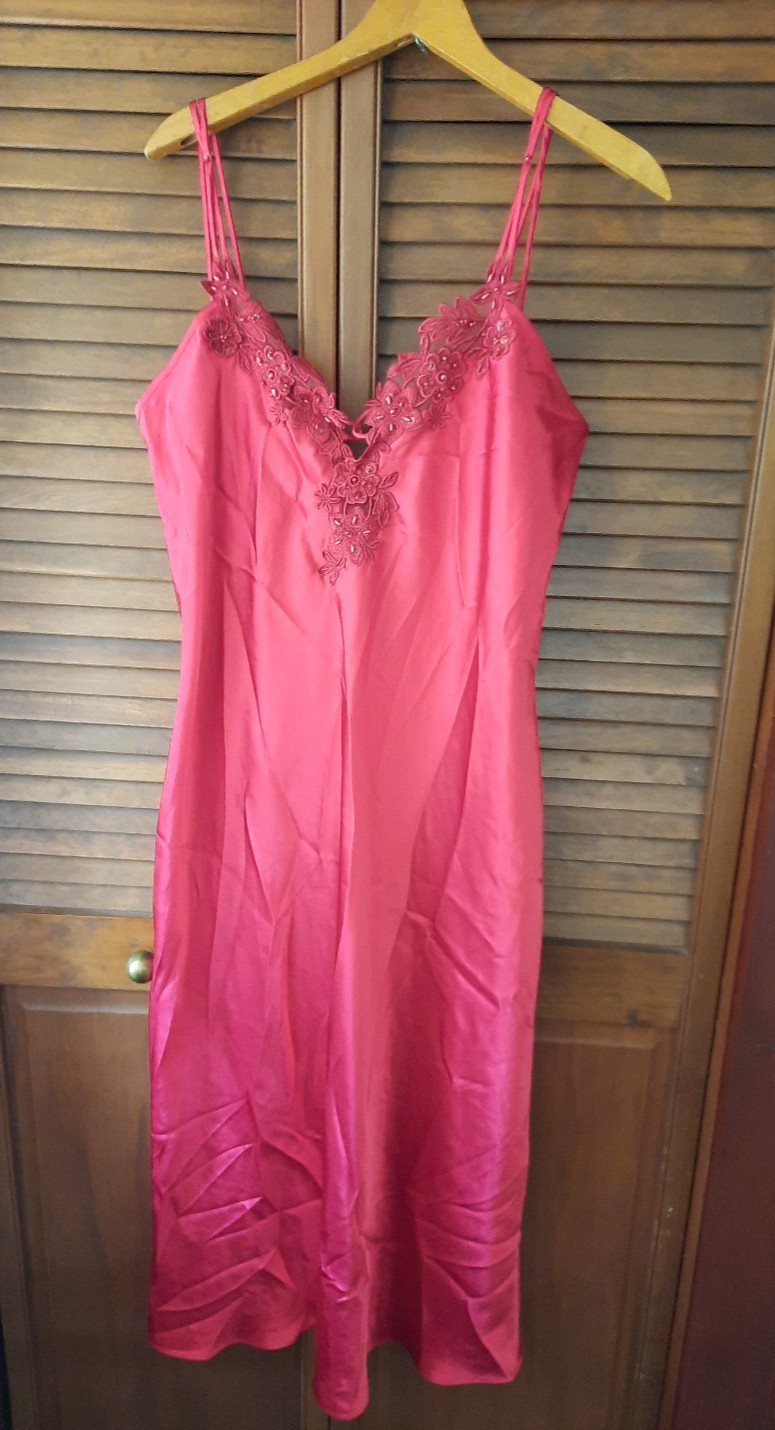 VTG RED CALIFORNIA DYNASTY Midi NIGHTGOWN Medium LIQUID Poly Satin LACE Boudoir