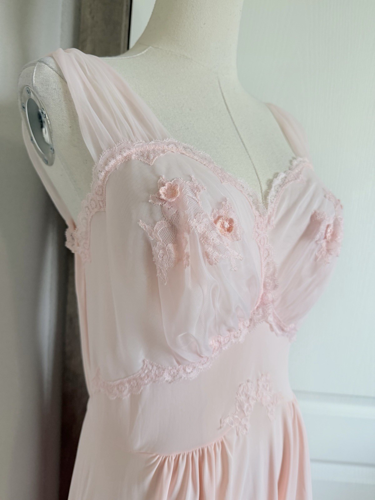 VTG 60s ARTEMIS Light Pink Nylon EMBROIDERED CUPS NIGHTGOWN Size 34
