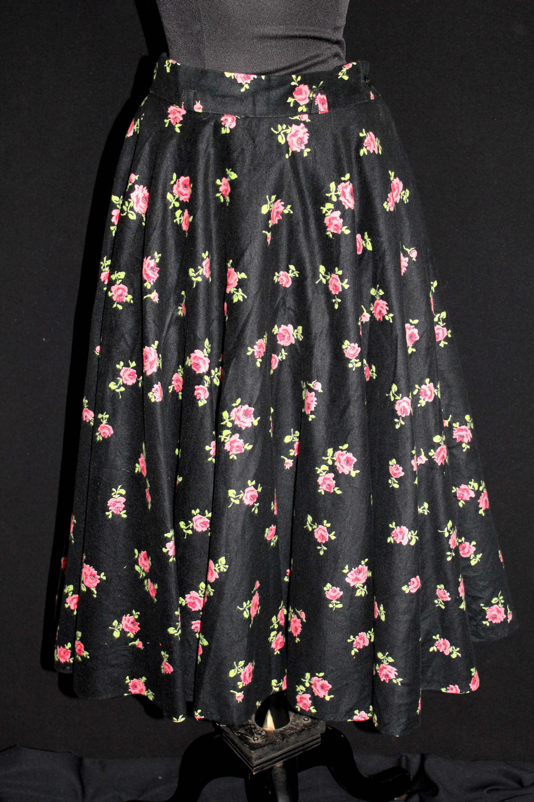 COLLECTABLE VINTAGE 1950’S BLACK ROSE FLORAL COTTON FLANNEL CIRCLE SKIRT SZ 27W
