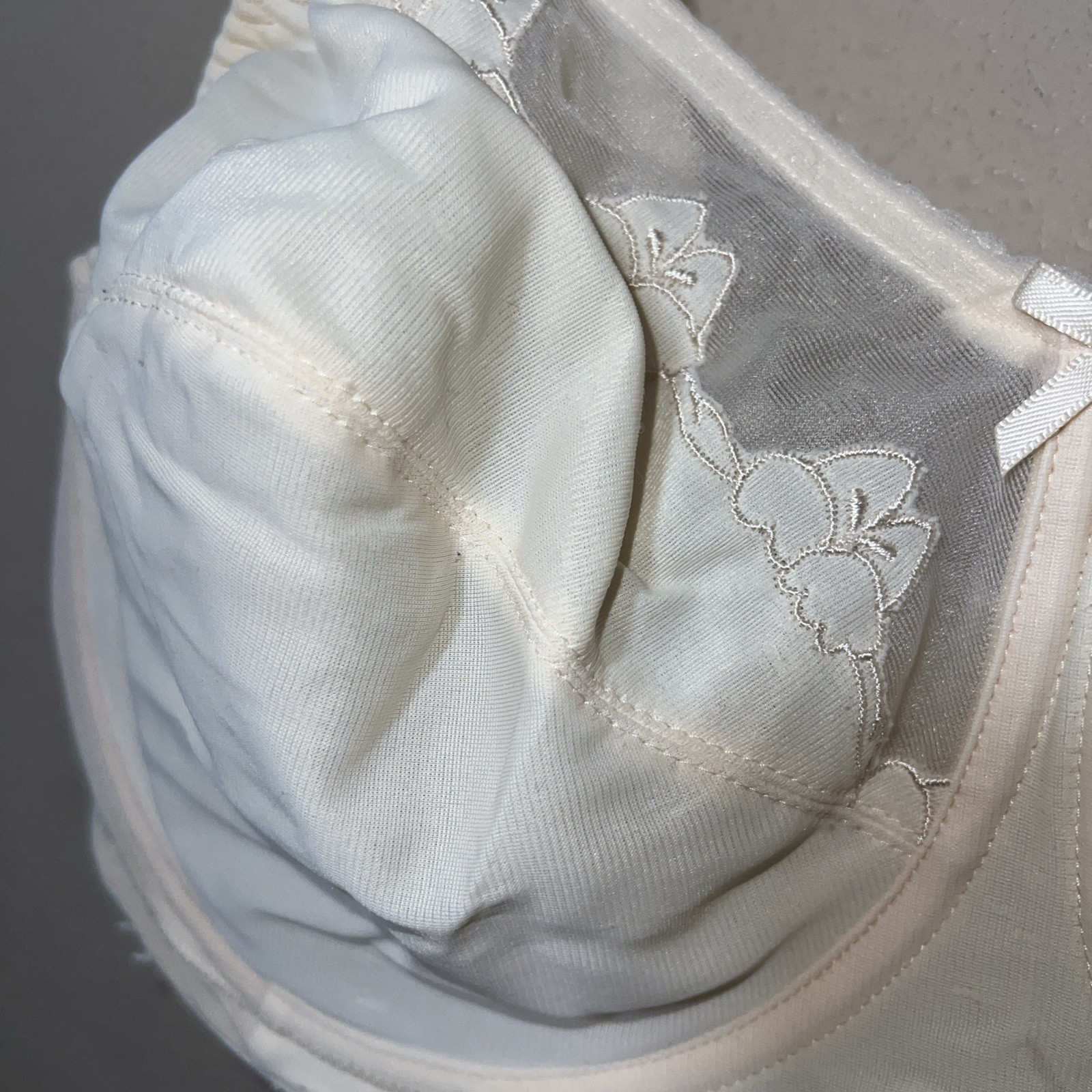 Vintage Bali 0180 Underwire Bra 42D Beige Satin Floral Embroidered 80s 90s Y2K