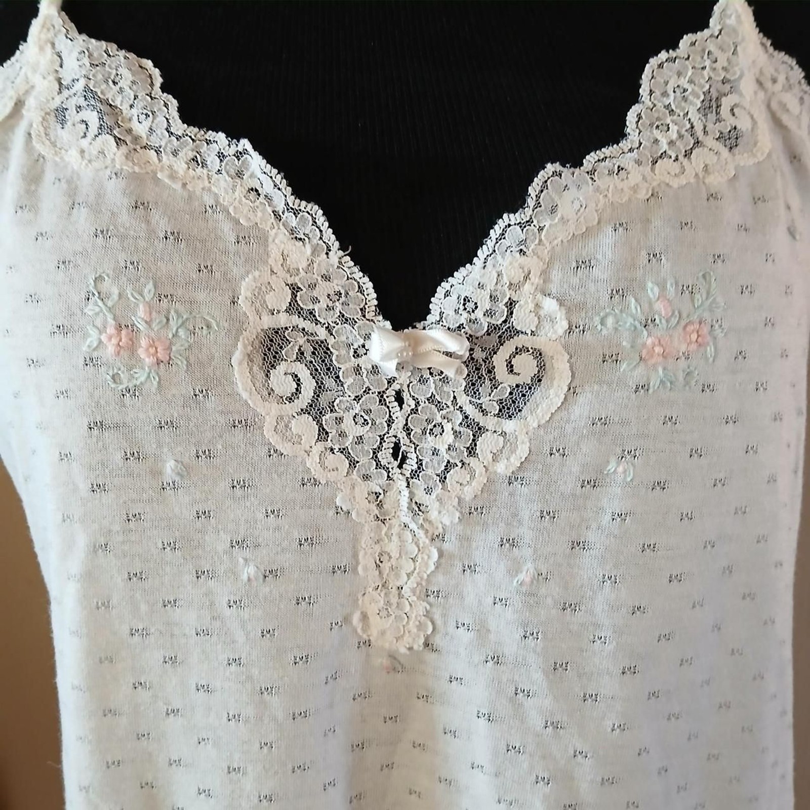 Vintage eyelet cami v-neck tank top lace trim floral embroidery faux pearl bow L