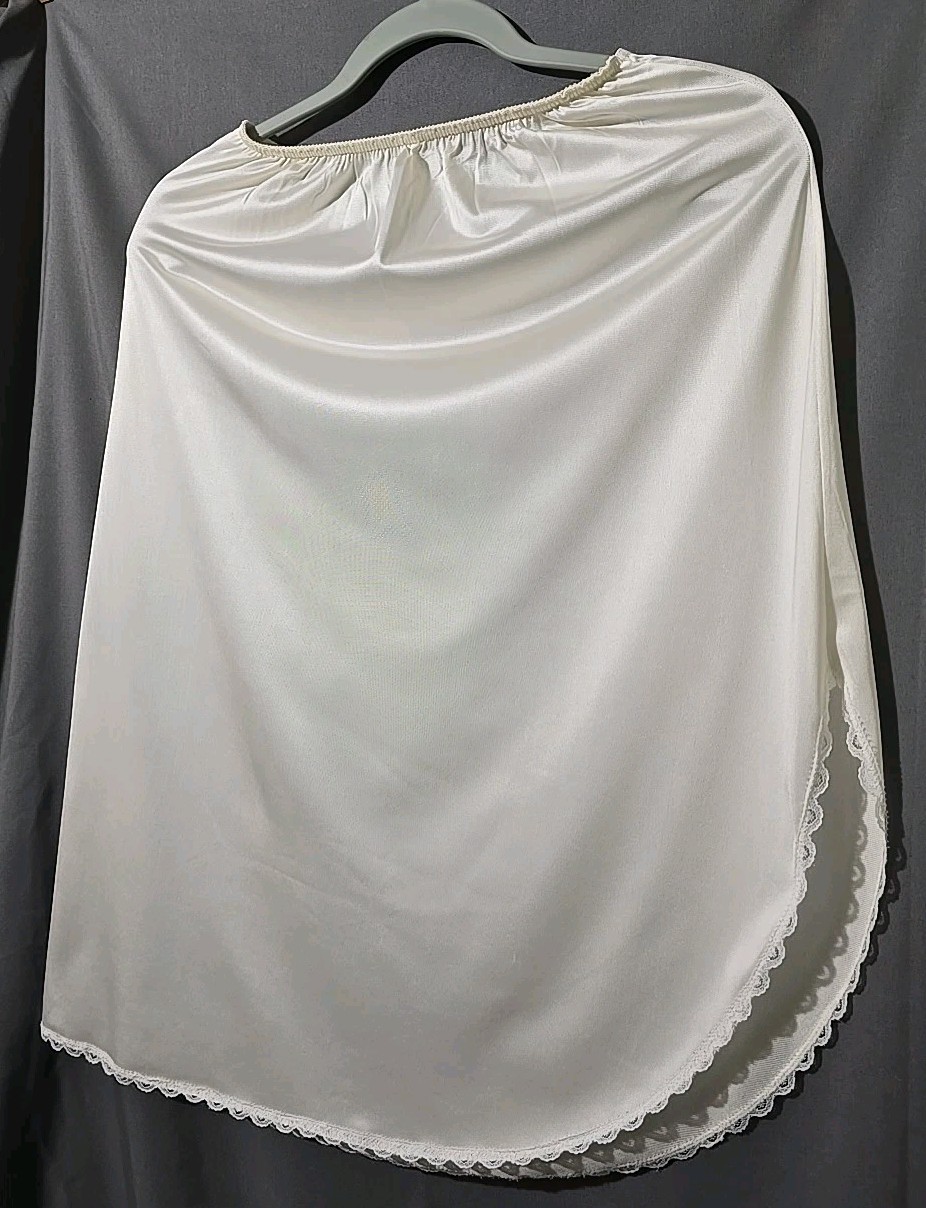 Nylon Half Slip Warner’s Perfect Measure Ivory Nylon Waist 25″-32″ Length 27″