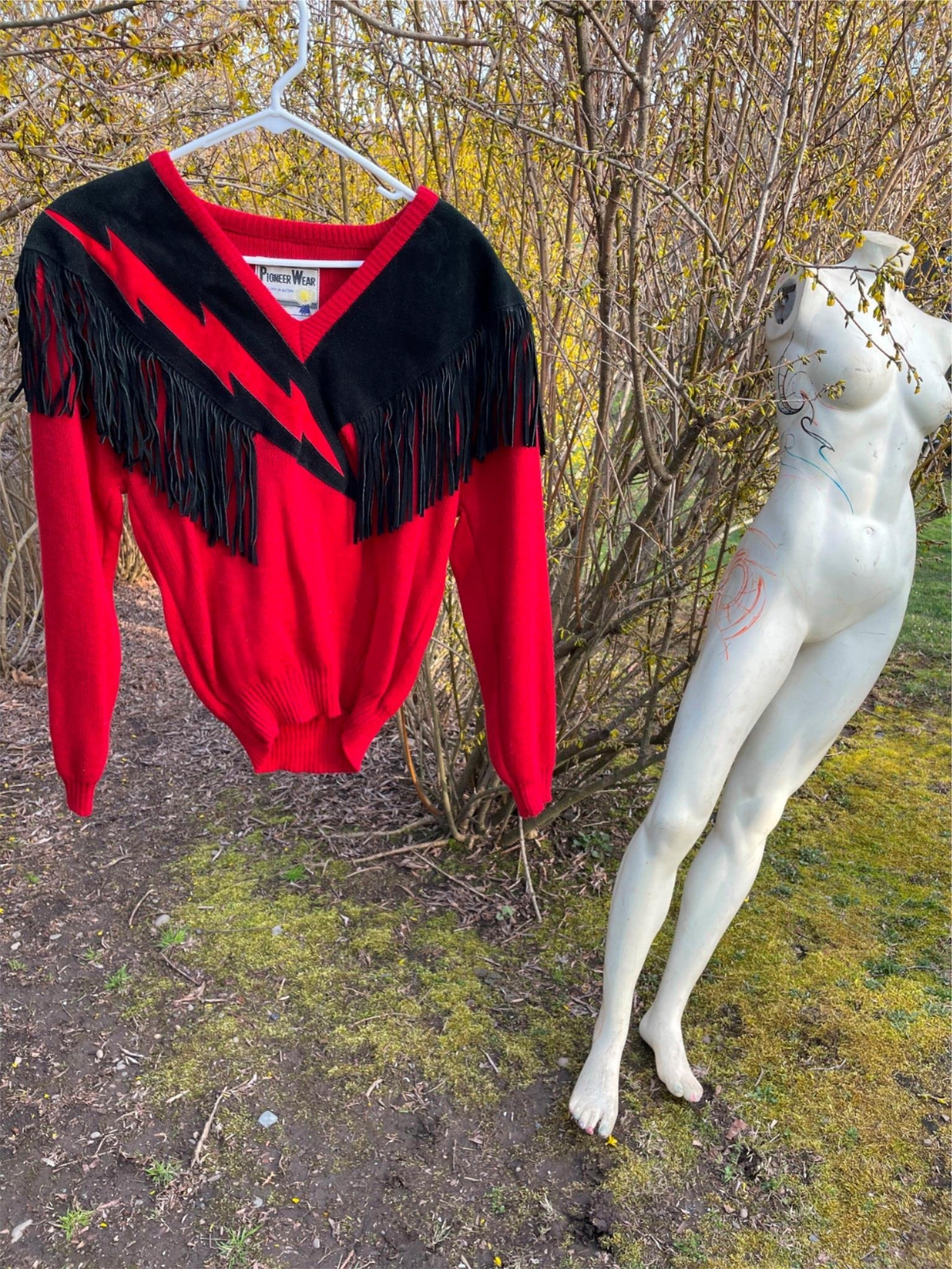 VTG 80S WOMENS S PIONEER WEAR LIGHTNING BOLT RED BLACK FRINGE SWEATER