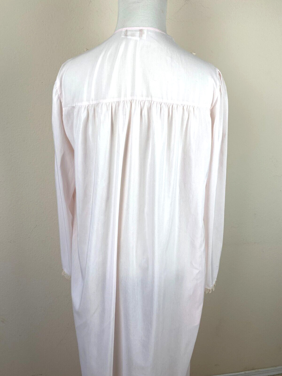 VTG Barbizon Intimate Long Robe S Pink Lace Embroidery Classic High Neckline 70s