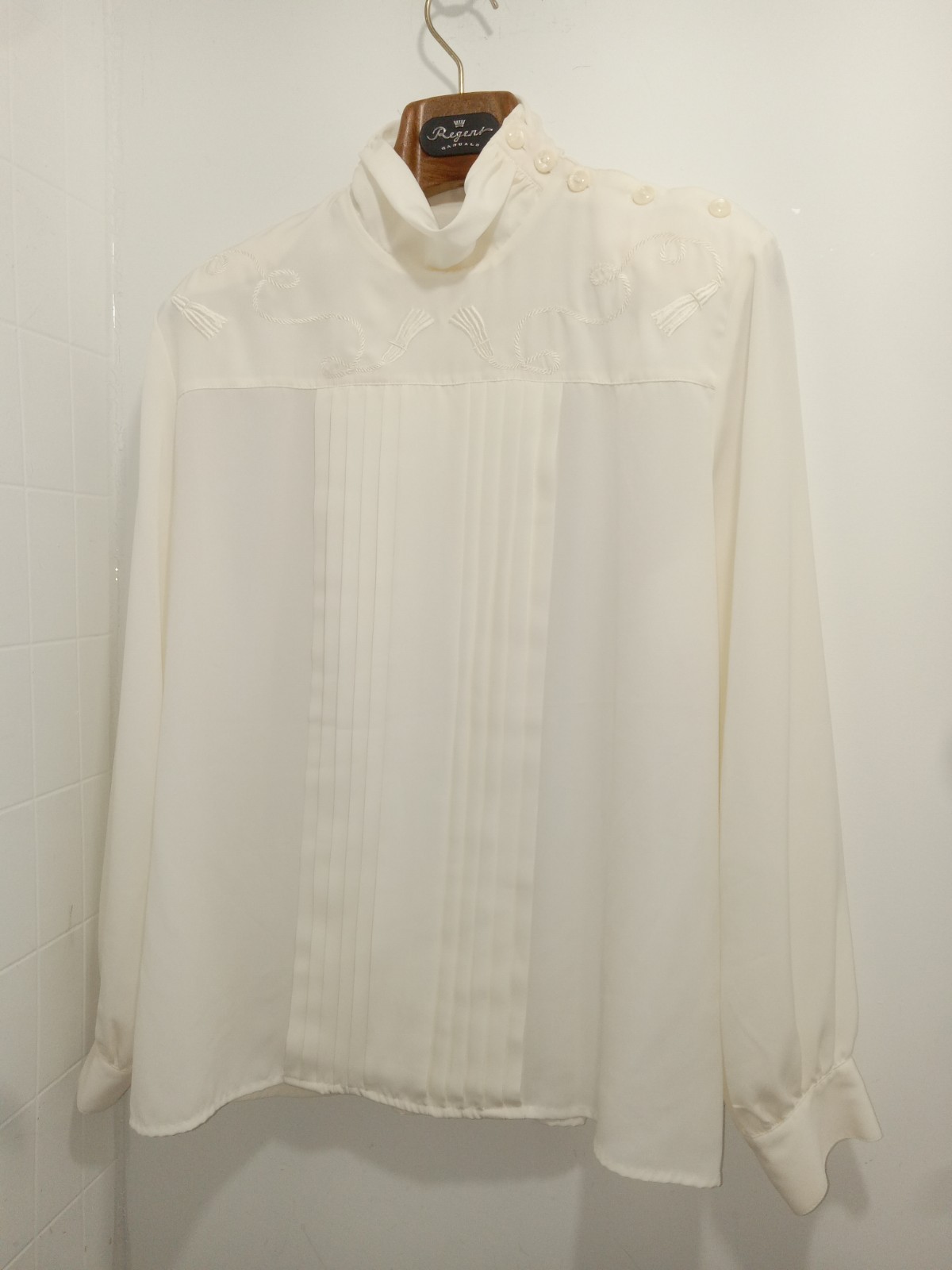 VTG Size 12 Chaus Ivory Pleated Embroidered Collar Button Closure Blouse *FLAWS*