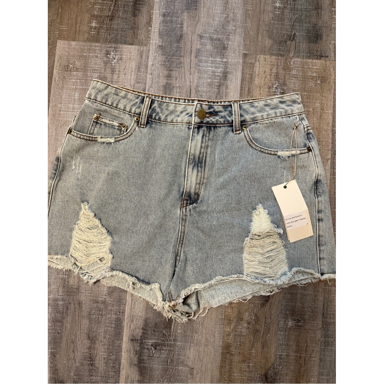 NWT Blue Velvet Light Wash Distressed Denim Shorts Size Large Raw Hem